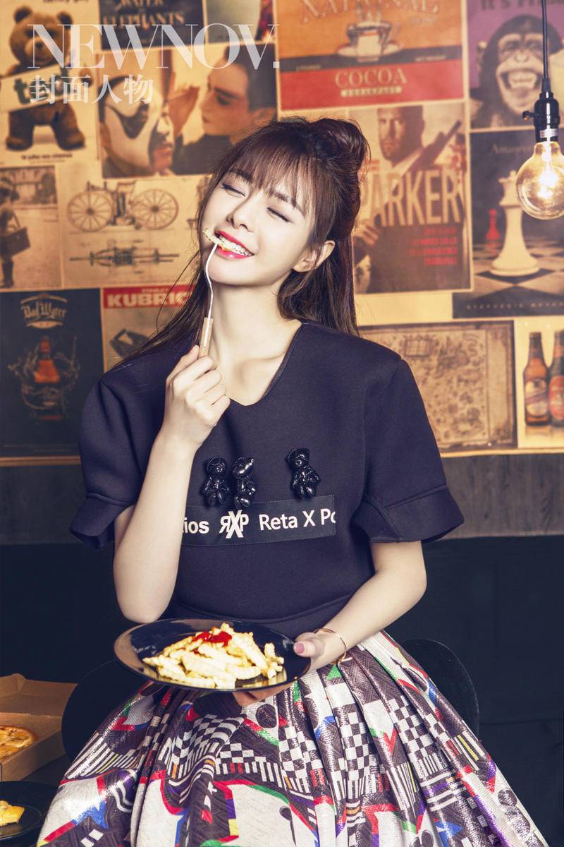 沈梦辰夏日写真文艺范 小露香肩慵懒显性感