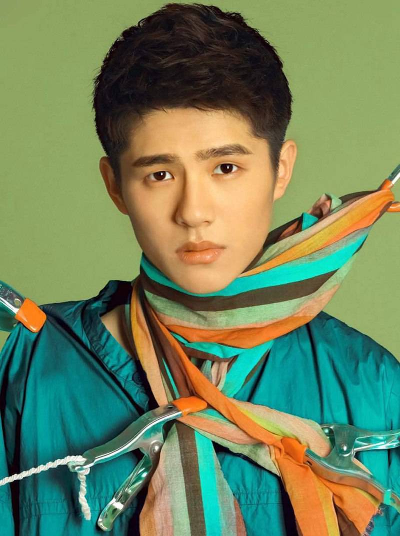 当红小生刘昊然时尚写真变身扯线木偶