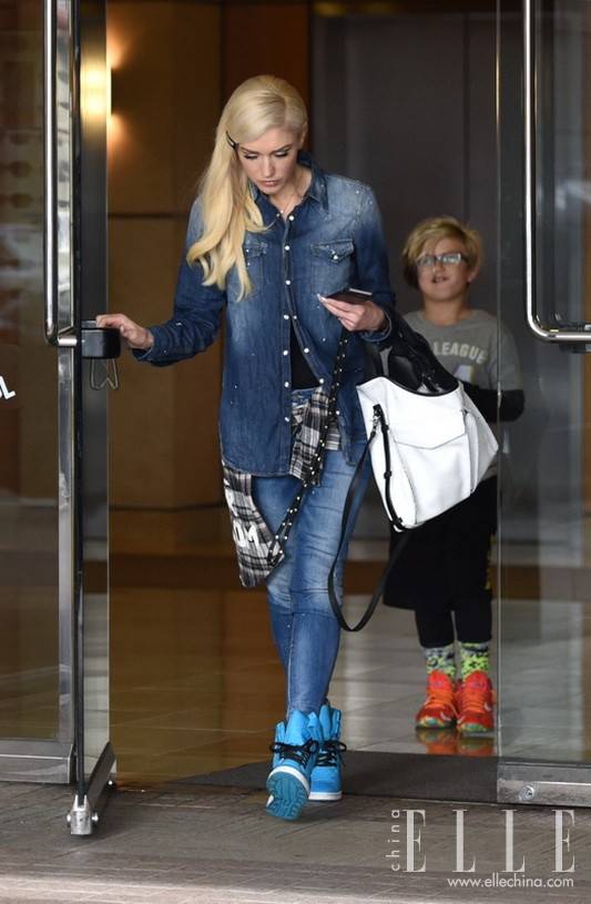 不与百花争艳 初夏看明星牛仔街拍搭配