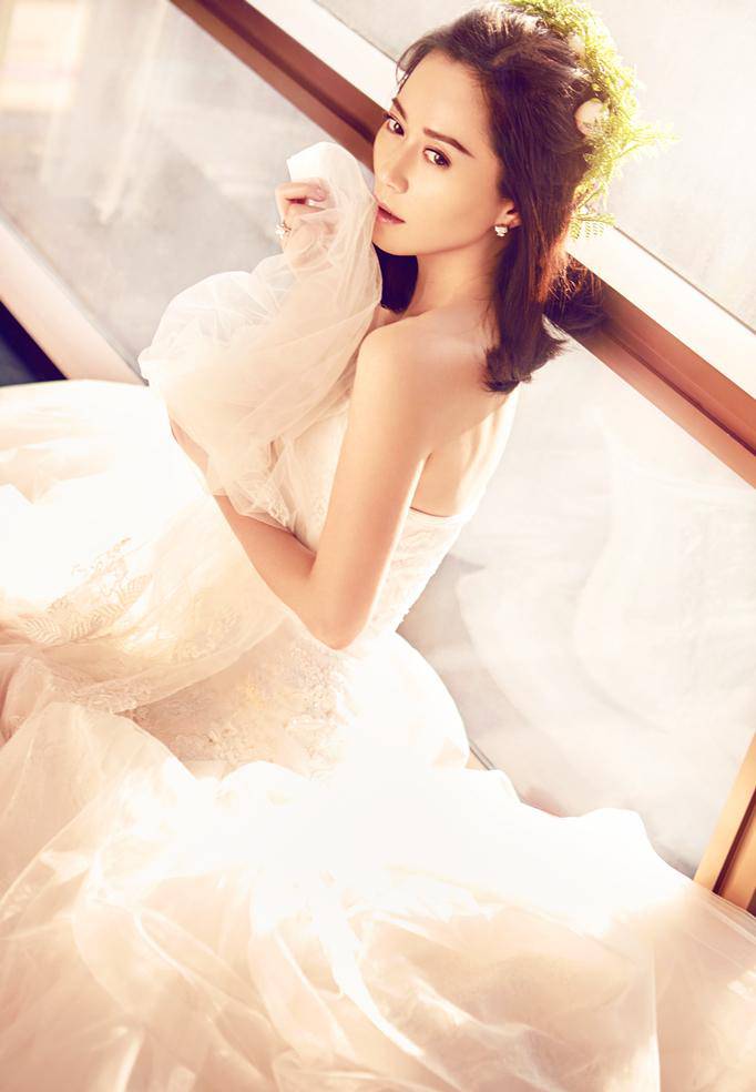 俞飞鸿穿婚纱写真曝光 笑颜迷人容光焕发