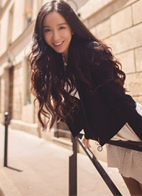 娄艺潇街拍Look简单随性 撩发微笑灿烂迷人