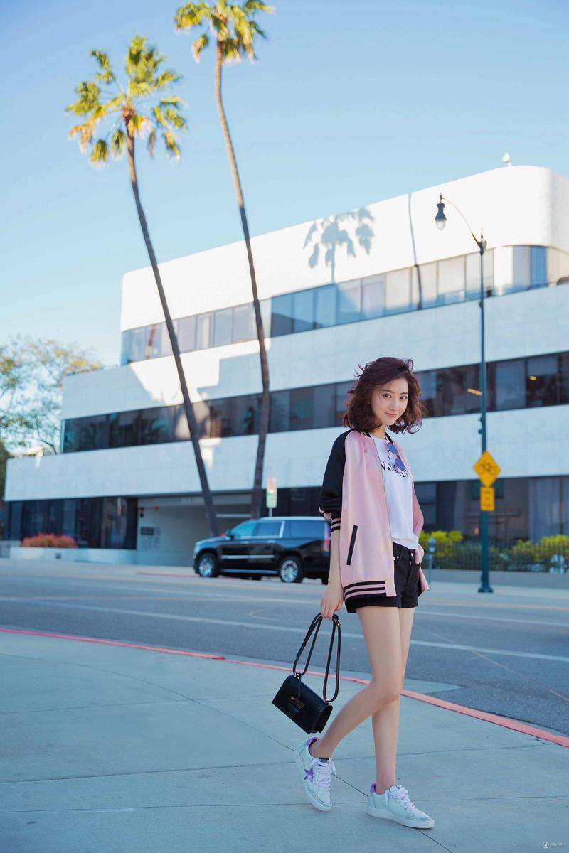 景甜时尚街拍随心搭配 逆天大长腿抢镜