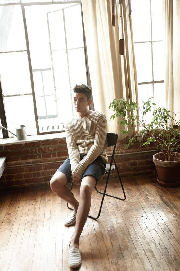 影帝刘亚仁痞气笑容写真 目光深邃展型男魅力