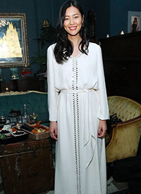 刘雯街拍实用搭配 教你夏季即防晒又美丽的制胜法宝！”