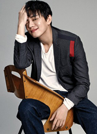 影帝刘亚仁痞气笑容写真 目光深邃展型男魅力”