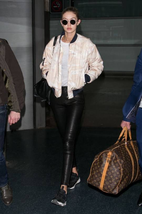 gigi hadid街拍的秘密武器 居然是墨镜