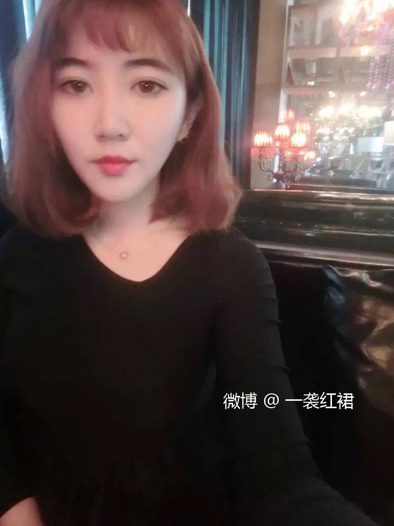 听一袭红裙边打游戏边跟你掰扯情感法律知识