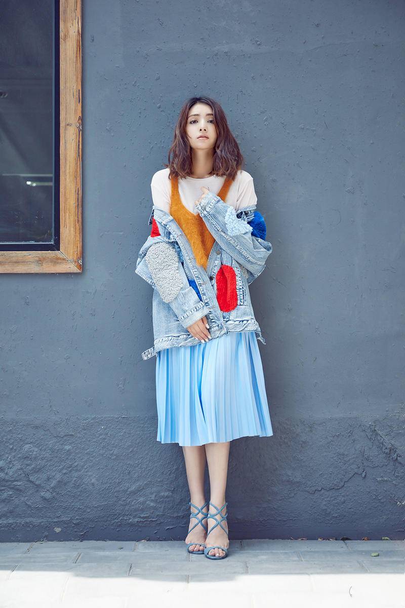 &ldquo;人鱼公主&rdquo;麦迪娜时尚街拍 演绎冬日少女混搭