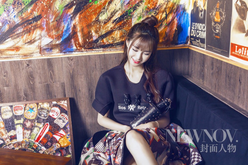 沈梦辰夏日写真文艺范 小露香肩慵懒显性感