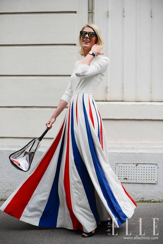 刘雯街拍实用搭配 教你夏季即防晒又美丽的制胜法宝！