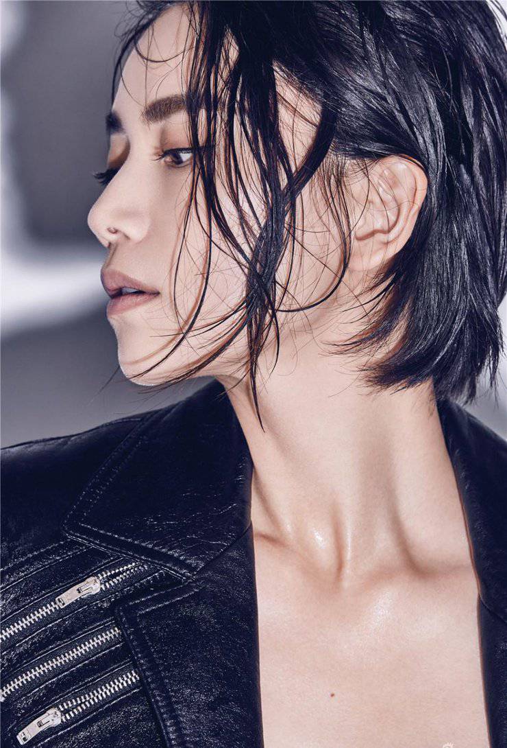 曹曦文黑西装魅力写真 真空出镜性感十足