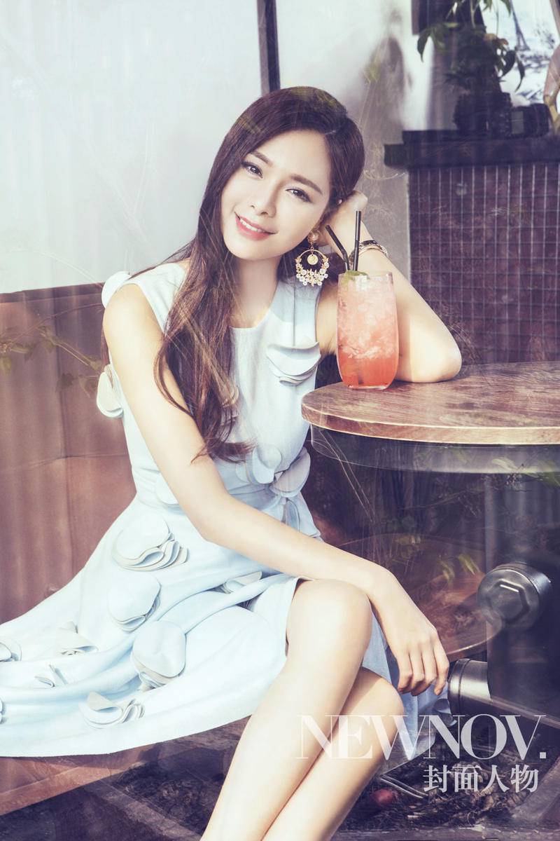 沈梦辰夏日写真文艺范 小露香肩慵懒显性感