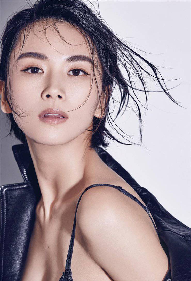 曹曦文黑西装魅力写真 真空出镜性感十足