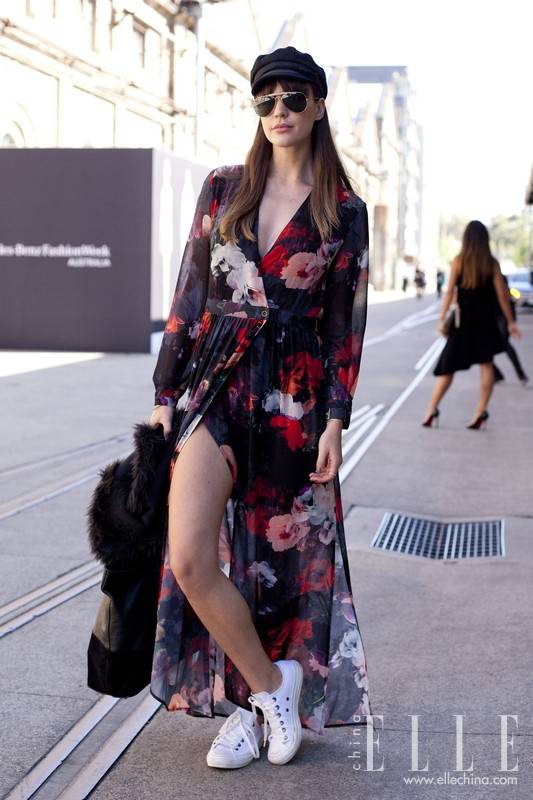 刘雯街拍实用搭配 教你夏季即防晒又美丽的制胜法宝！