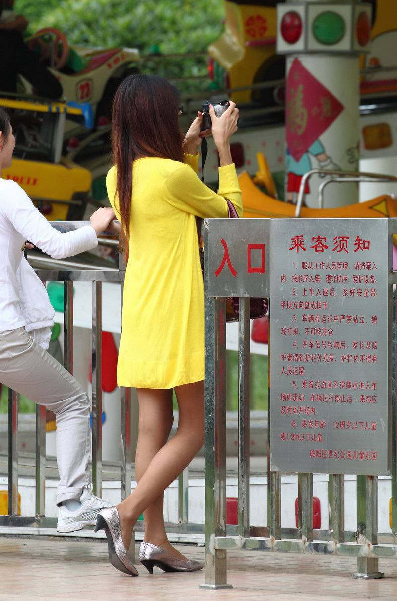 公园里学习摄影的街拍美女背影