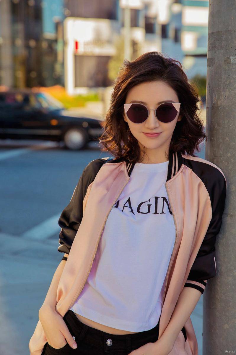 景甜时尚街拍随心搭配 逆天大长腿抢镜