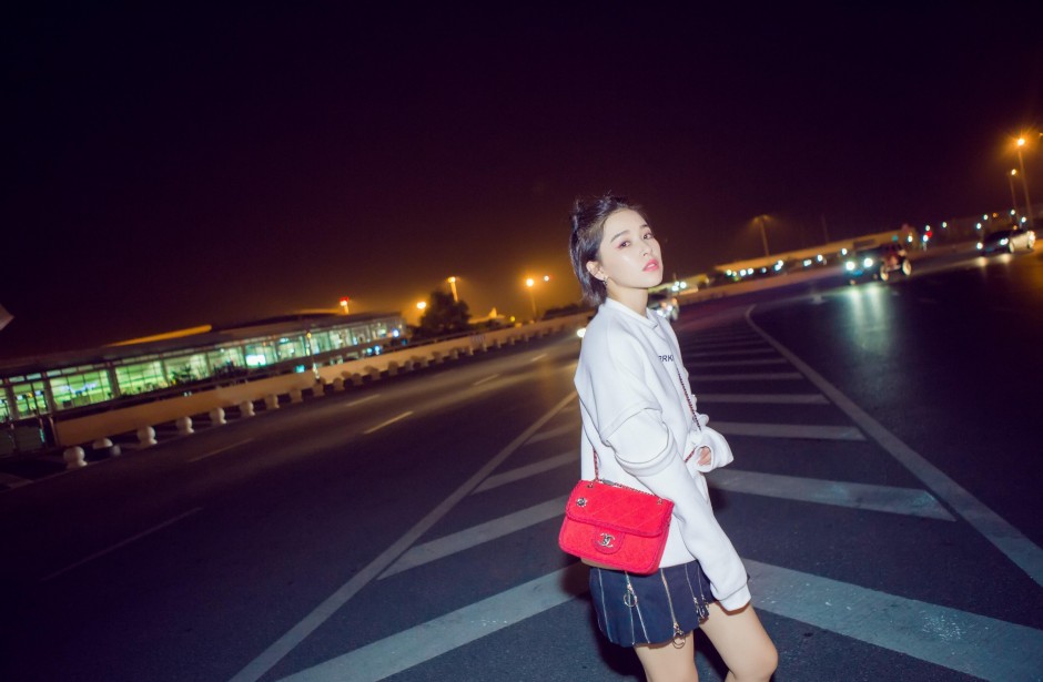 阚清子机场街拍曝光 尽显鬼马精灵范儿