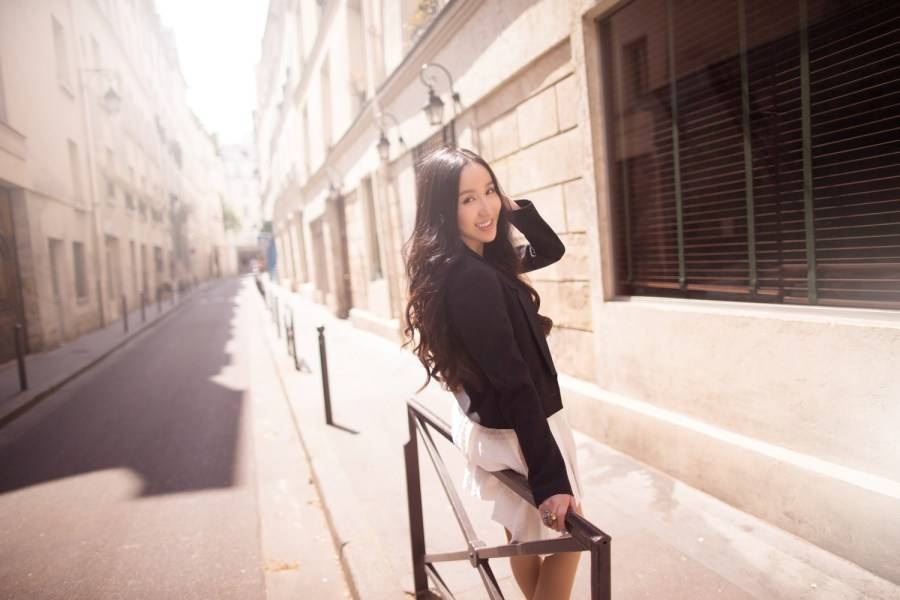 娄艺潇街拍Look简单随性 撩发微笑灿烂迷人