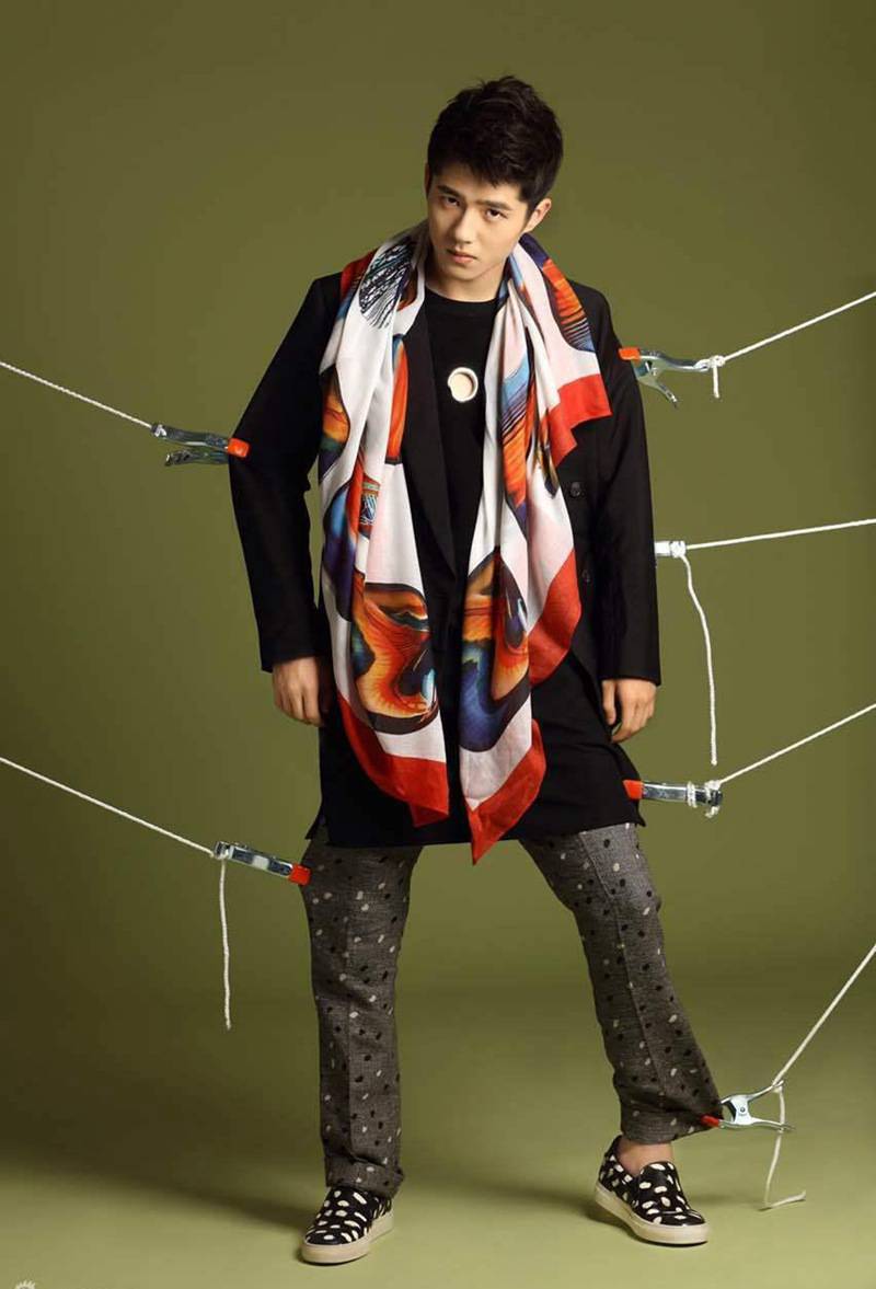 当红小生刘昊然时尚写真变身扯线木偶