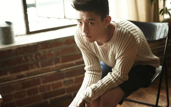 影帝刘亚仁痞气笑容写真 目光深邃展型男魅力