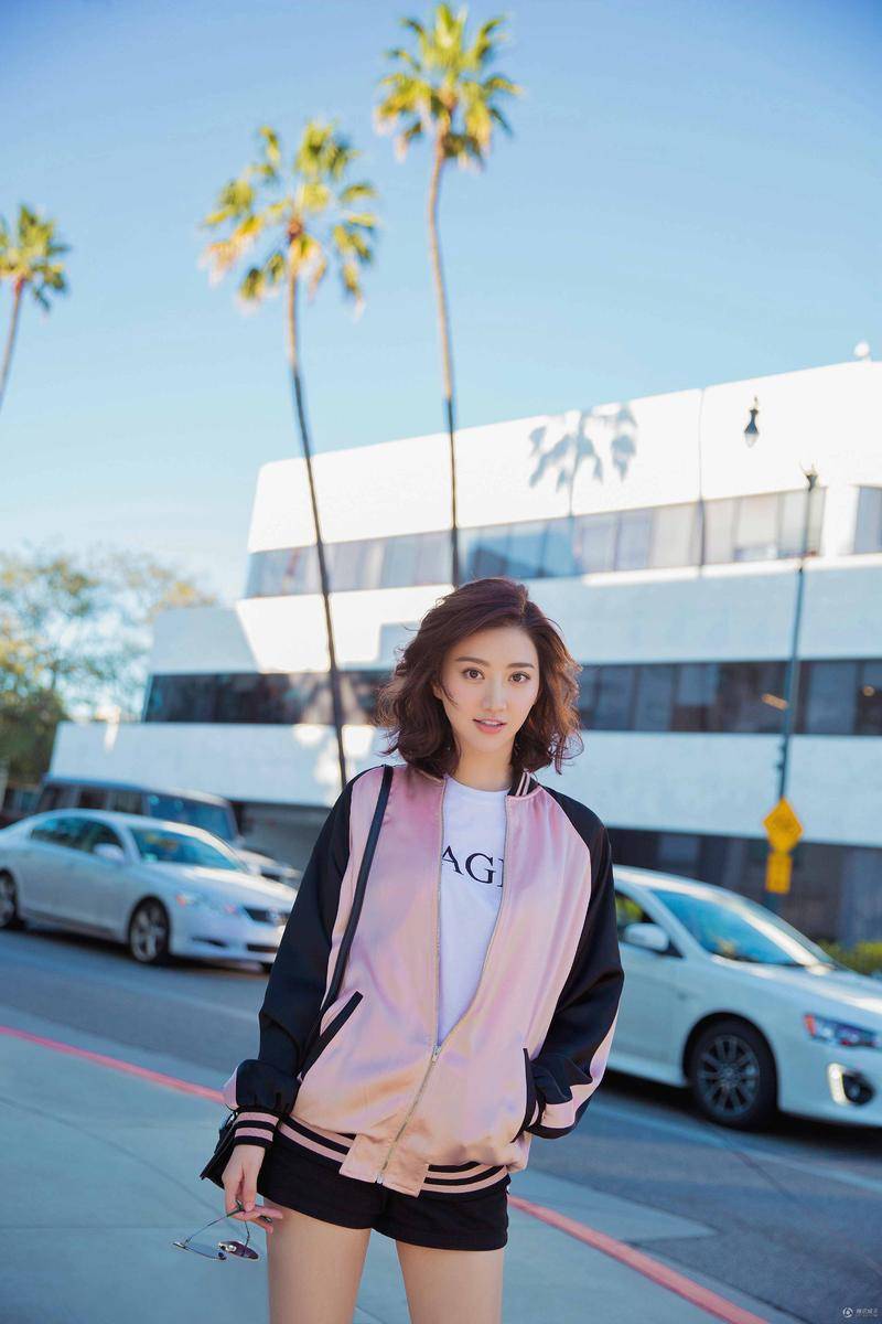 景甜时尚街拍随心搭配 逆天大长腿抢镜