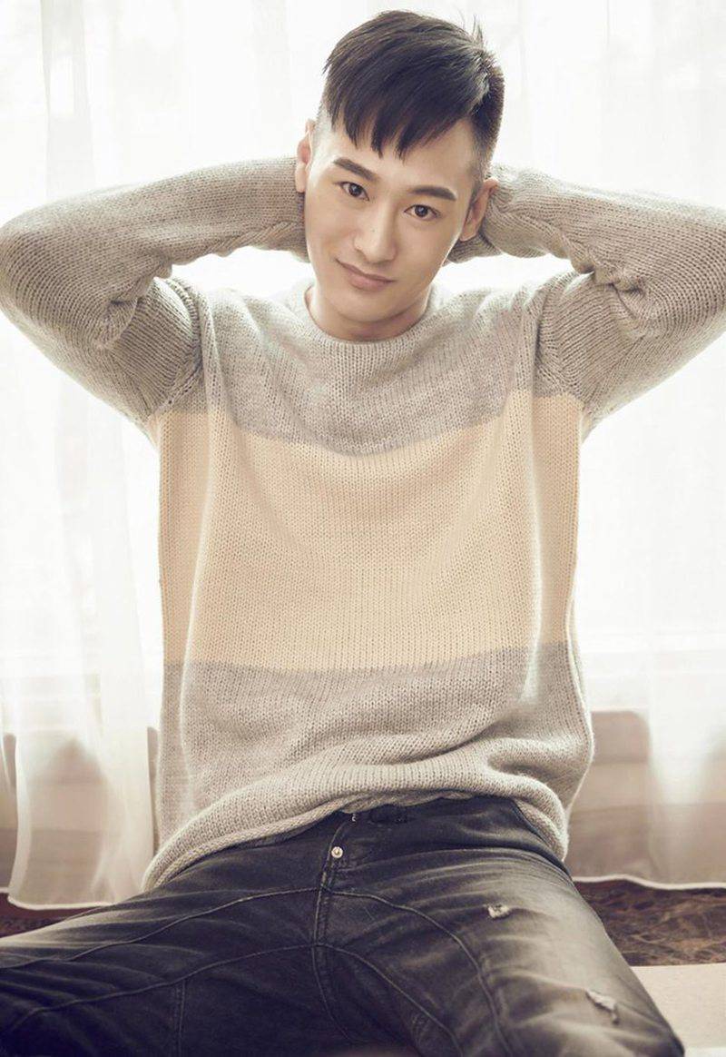 演员亓航午后家居写真集曝光 散发邻家气息