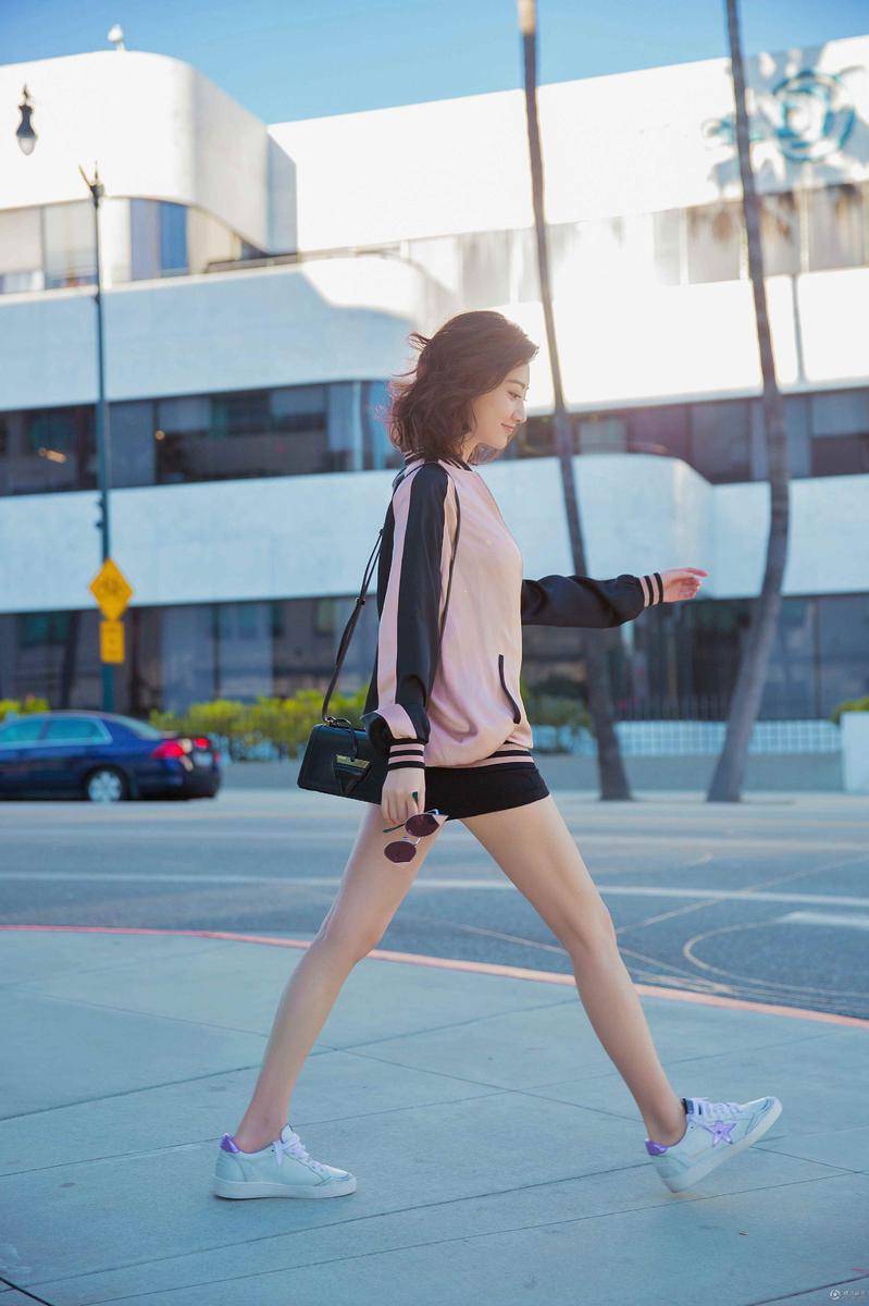 景甜时尚街拍随心搭配 逆天大长腿抢镜