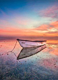 夕阳下海滩小船唯美风景图片”