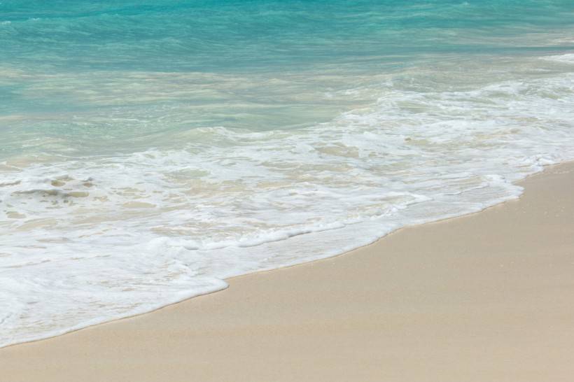 沙滩海浪蓝天高清唯美图片