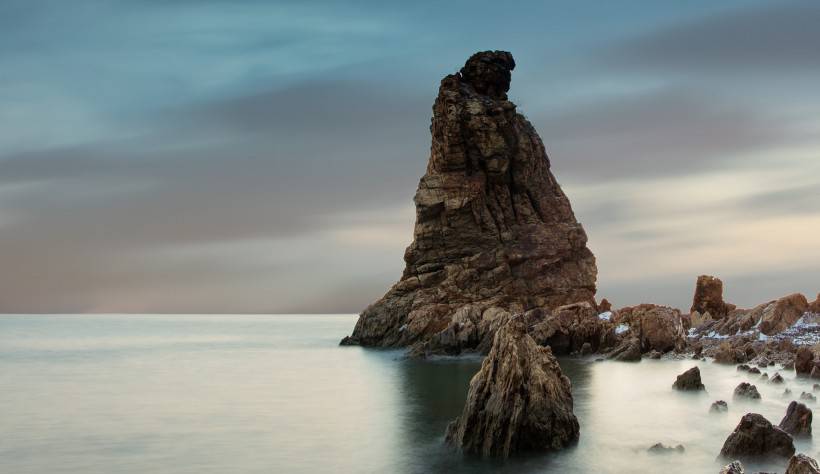 海边礁石风景图片