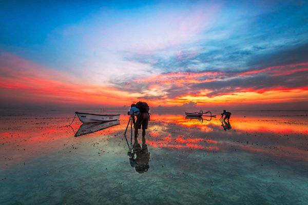 夕阳下海滩小船唯美风景图片