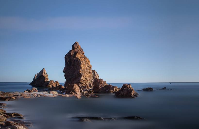 海边礁石风景图片
