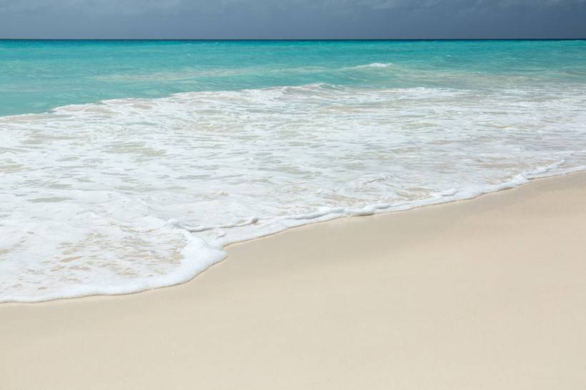 沙滩海浪蓝天高清唯美图片