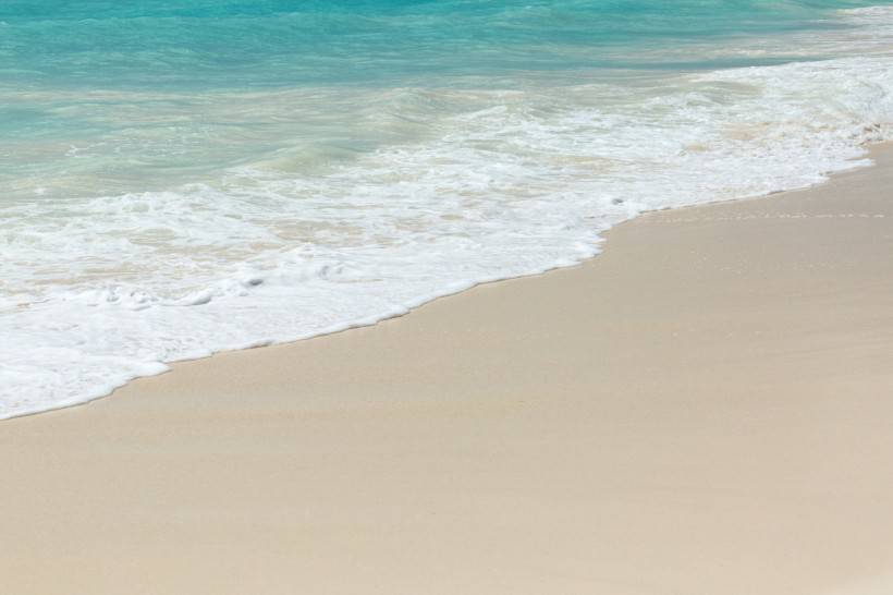 沙滩海浪蓝天高清唯美图片