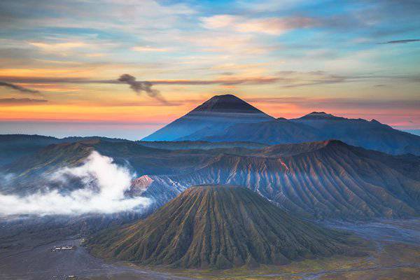 夕阳下海滩小船唯美风景图片