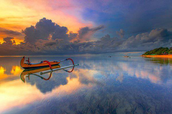 夕阳下海滩小船唯美风景图片