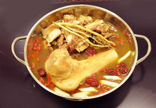 牛骨熬汤的做法 骨中之王