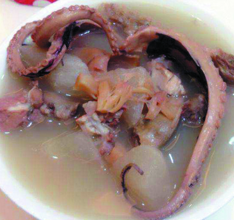 墨鱼汤的做法 这样做墨鱼很滋补