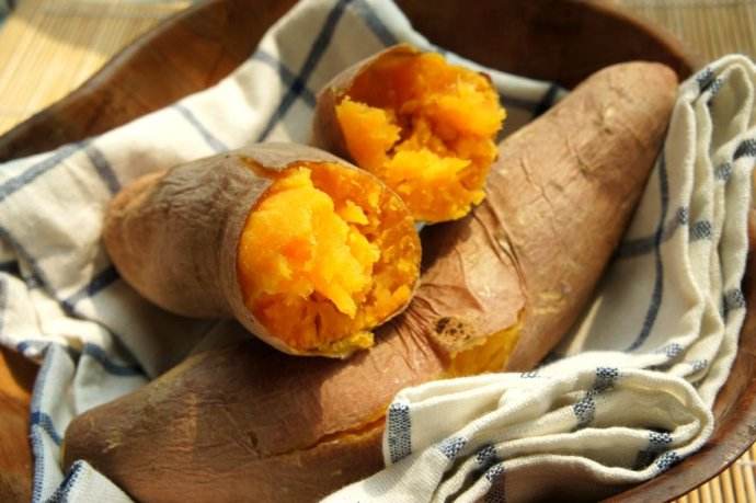 微波炉烤红薯 热乎乎香喷喷