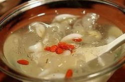 夏日减肥食谱之银耳莲子汤的做法