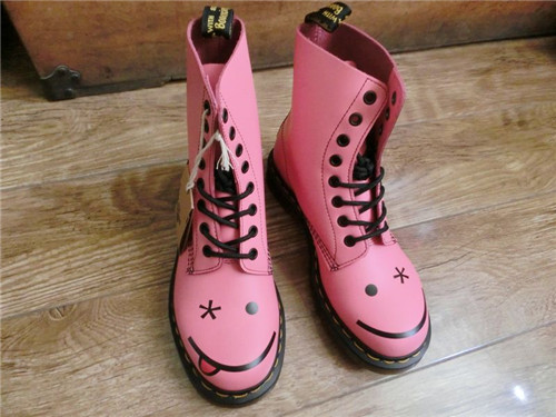 靴子怎么洗 不同颜色的靴子有不同的洗法