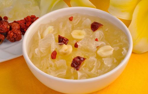 银耳莲子羹 嫩肤美容的最佳营养品