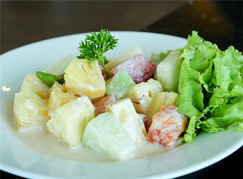 菠萝为什么要用盐水泡 菠萝怎么吃不上火