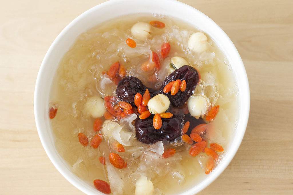 银耳莲子羹 嫩肤美容的最佳营养品