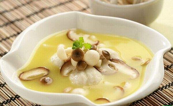 分享来了，清甜可口的菌菇汤的做法