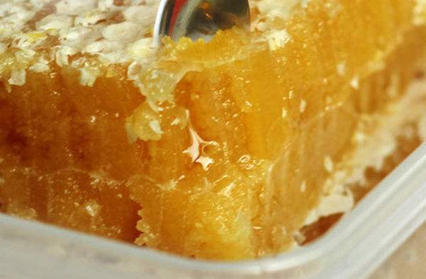 蜂巢怎么吃 蜂巢蜜的食用方法和注意事项