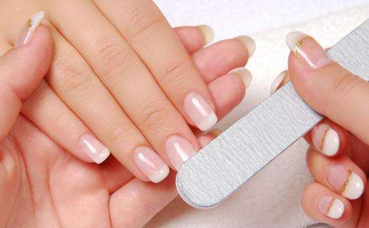 指甲有竖纹传递着怎样的健康信号