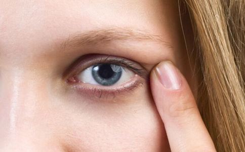 熊猫眼？看看怎样按摩去黑眼圈吧