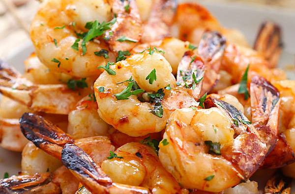 如何挑虾亚硝酸盐有什么危害 鲜虾发黑青泡过发鲜亮