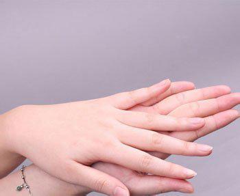 手指甲上有白点